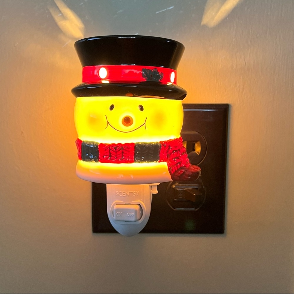 Scentsy Bluster Plug In Warmer - Picture 2 of 4